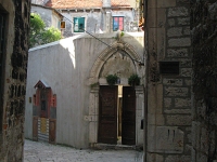 Sibenik (17a) cloister and small shrine